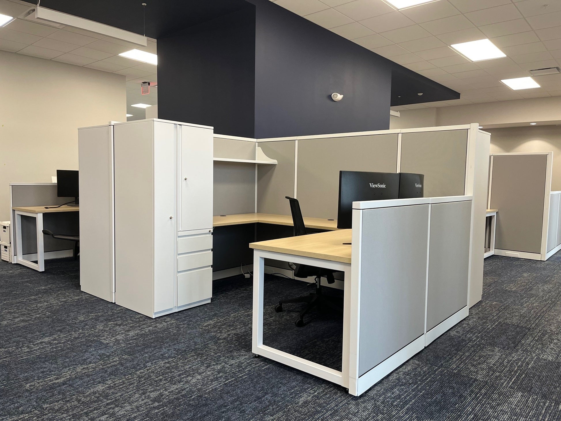 gen2 Avenir custom office workstation with grey panels in open plan office