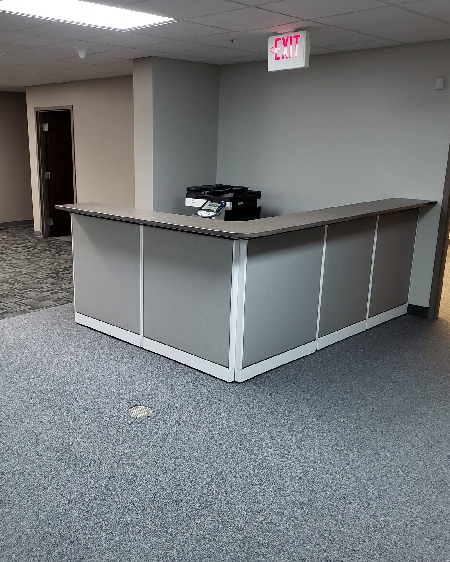 gen2 Avenir office workstations with privacy screens and overhead cabinets