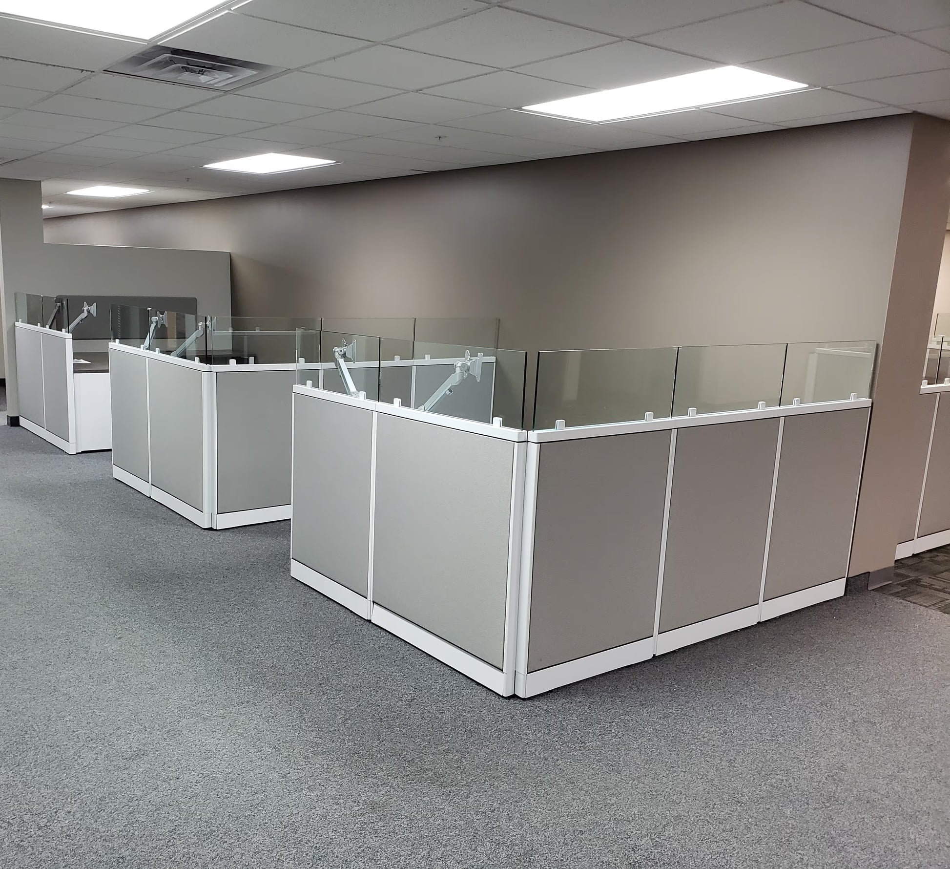 gen2 open plan office workstation with panel dividers and cable management