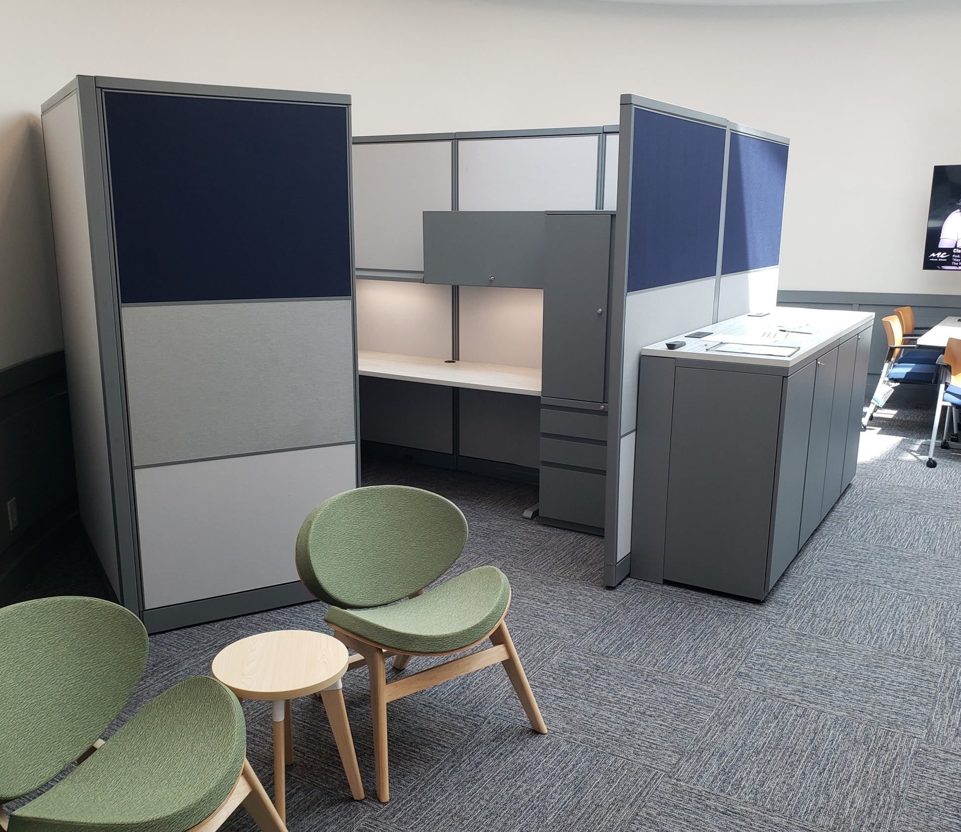 Custom office workstation with white frame and grey panels by gen2
