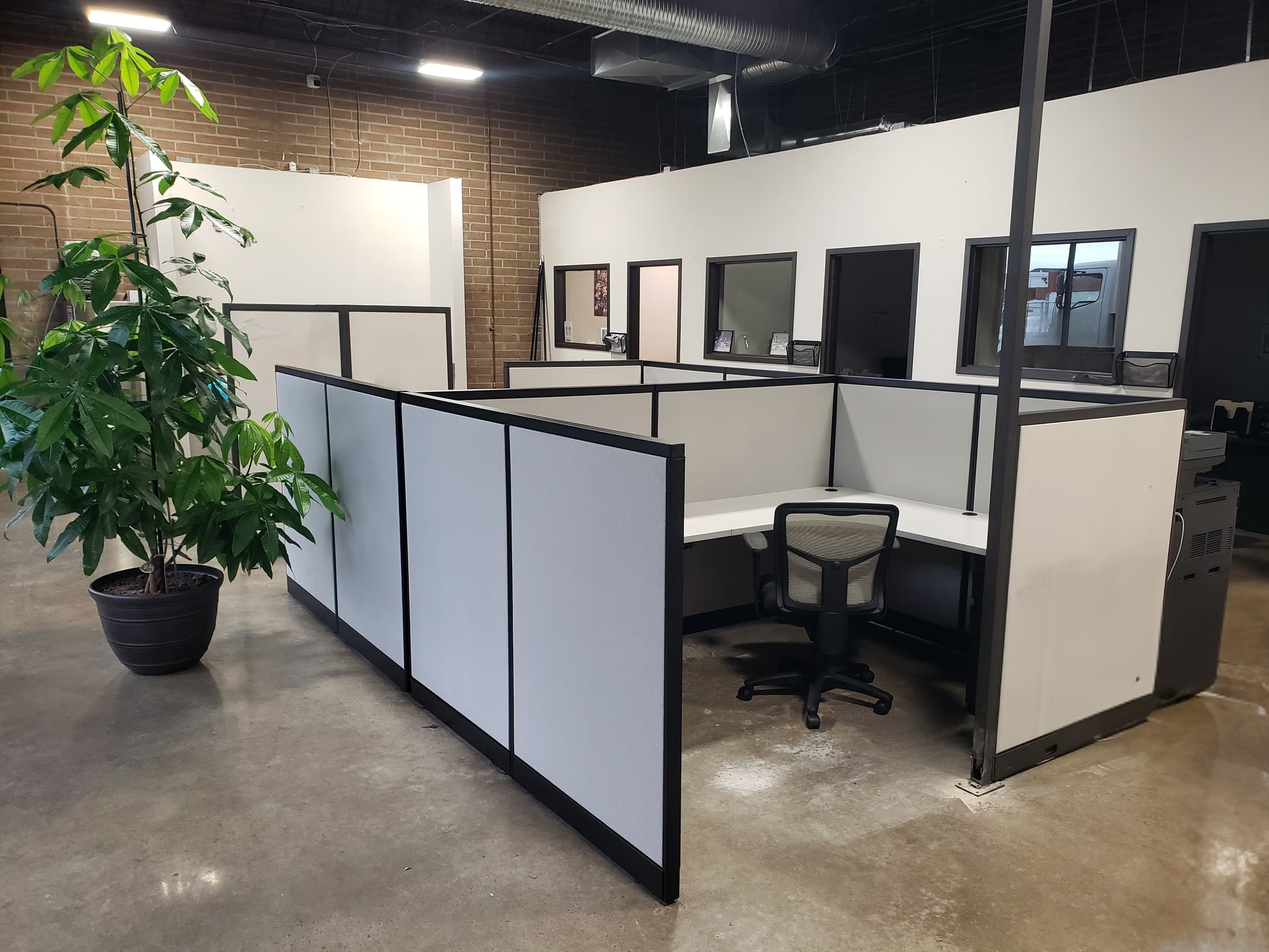 gen2 Avenir workstation panel system in modern corporate office