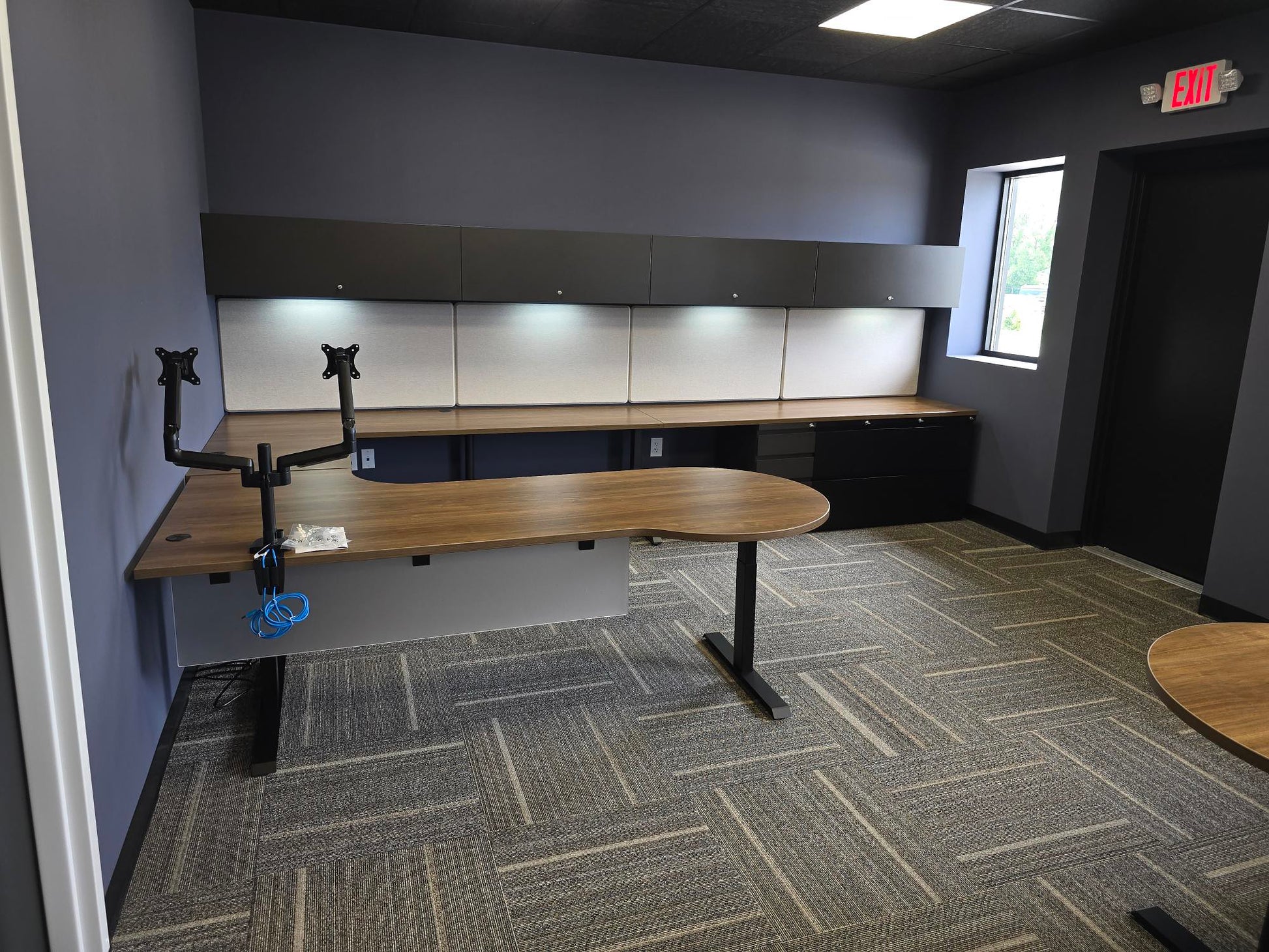 gen2 custom steel desk in executive office with wood laminate top