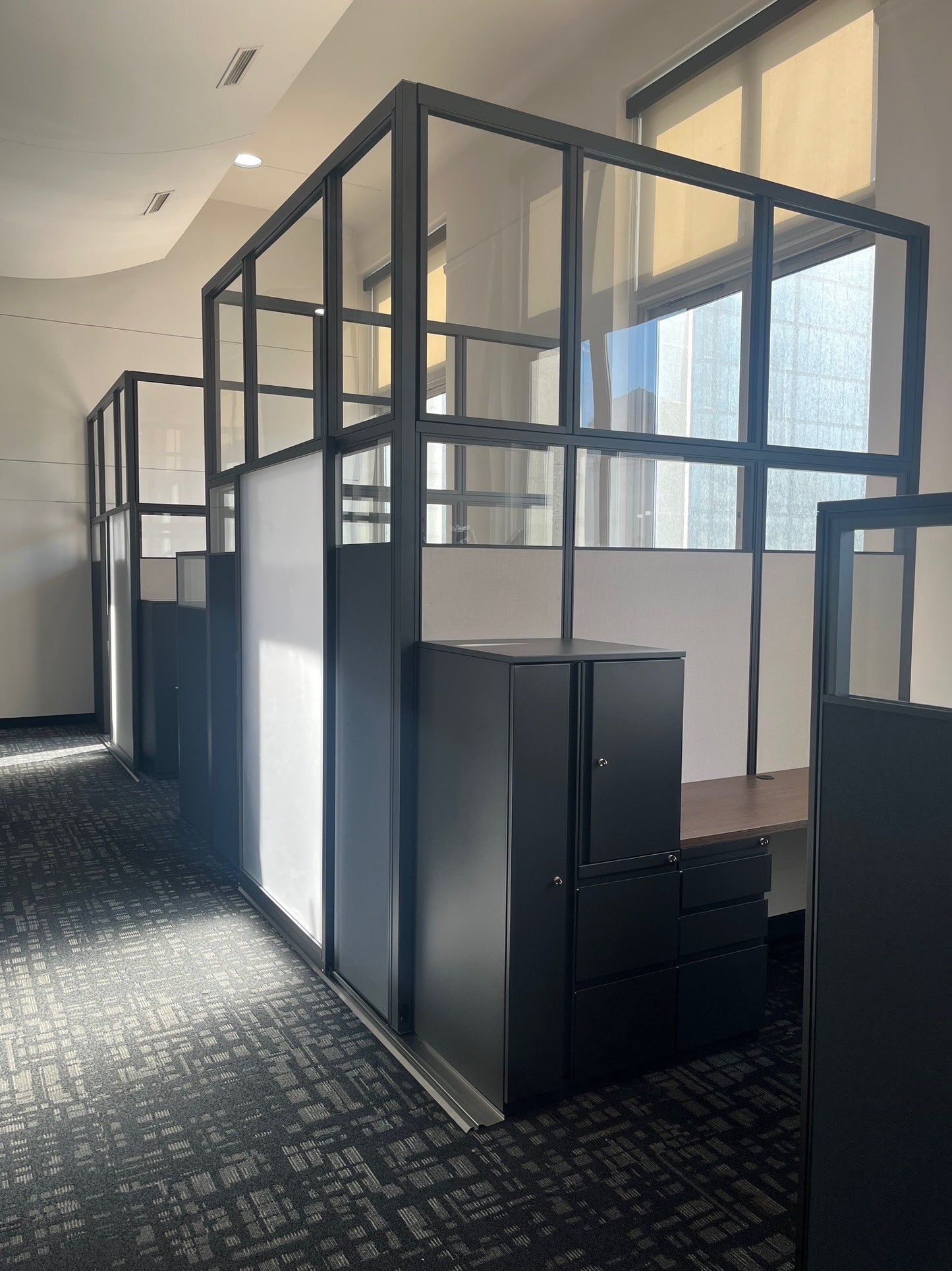 gen2 Era modular office workstation in open plan corporate environment