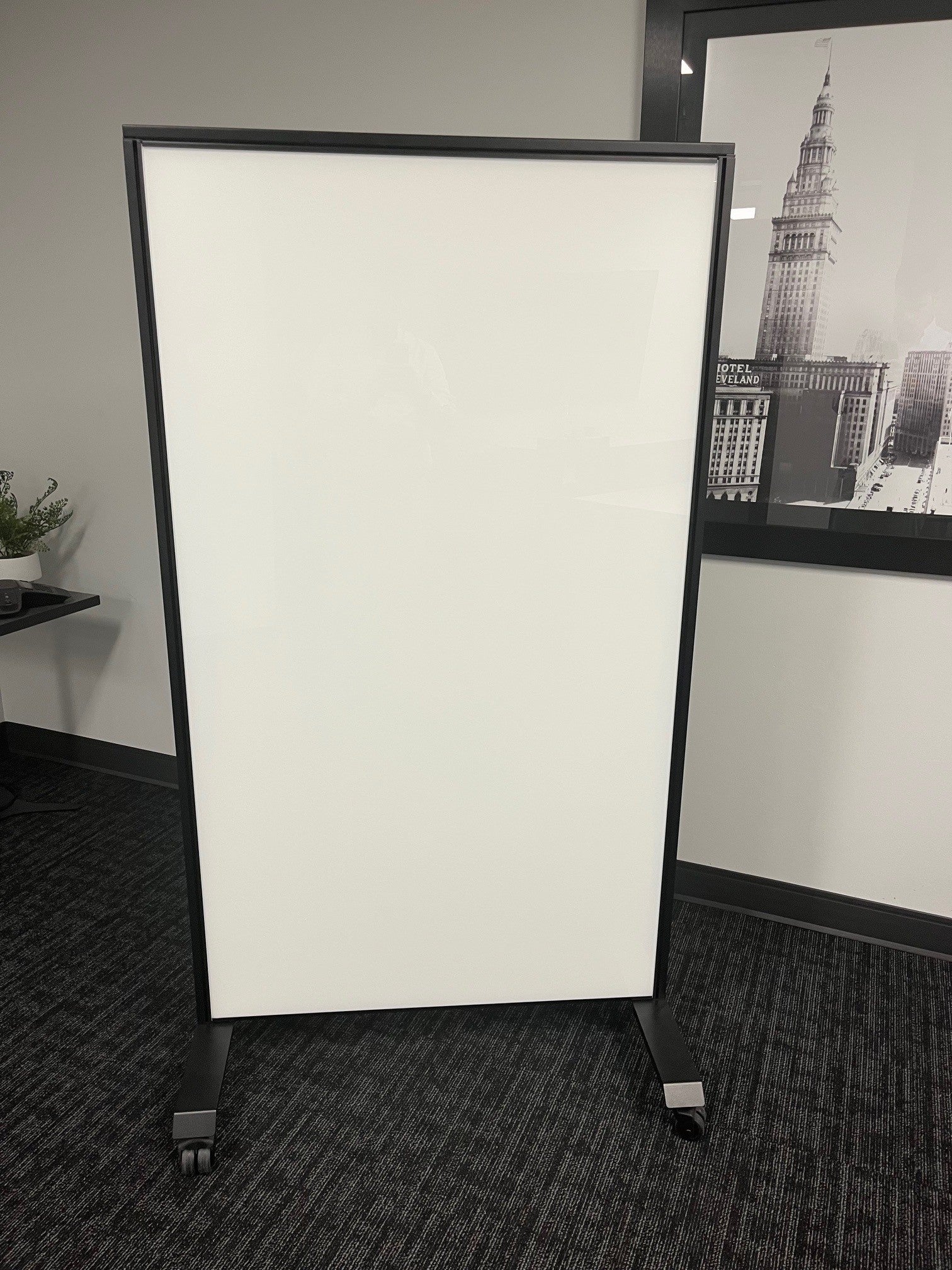gen2 mobile divider panel for office workstation privacy and space separation