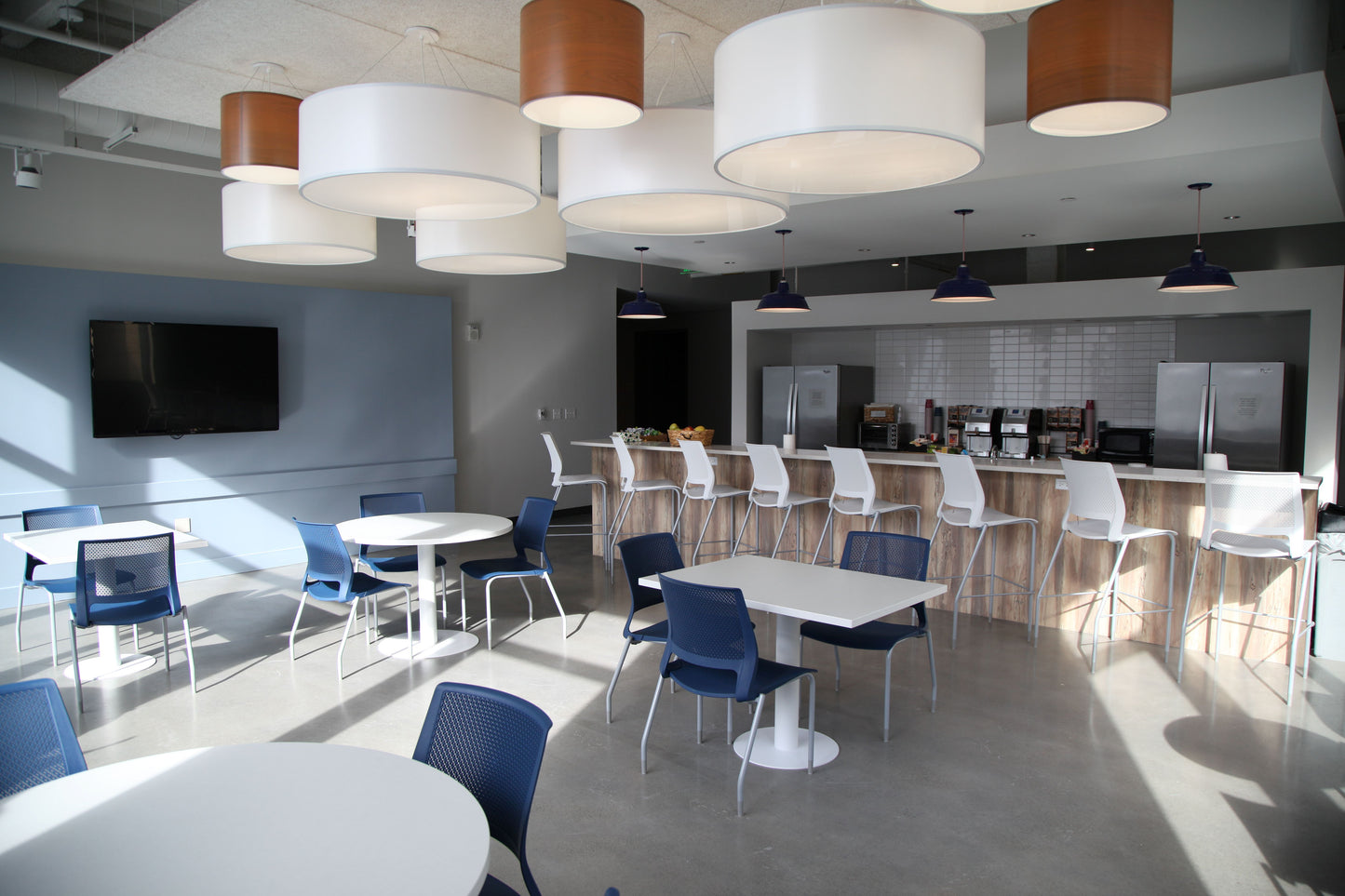 Custom round multi-purpose office table with steel base by gen2
